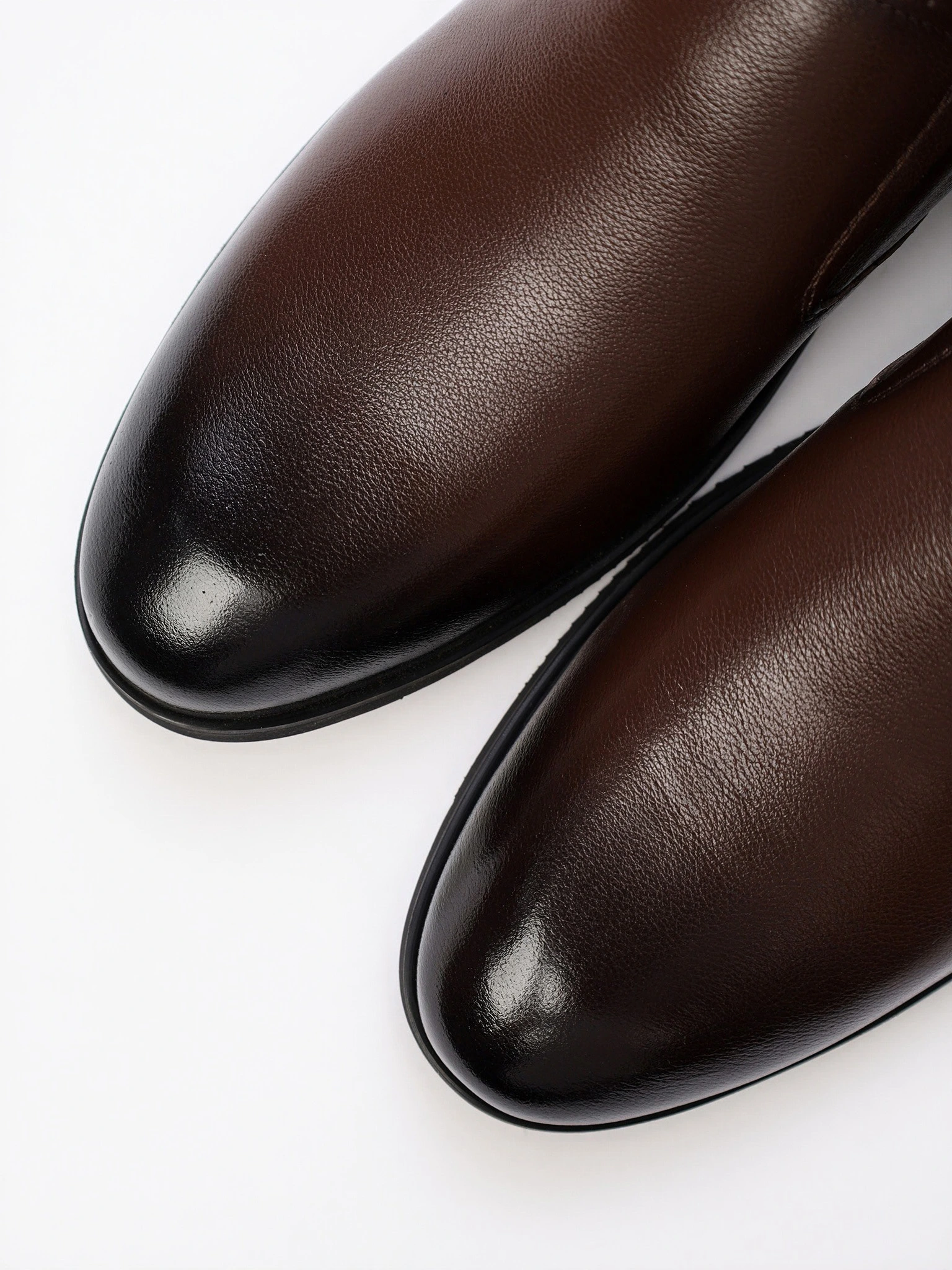 Туфли коричневого цвета с эластичными вставками на низком каблуке